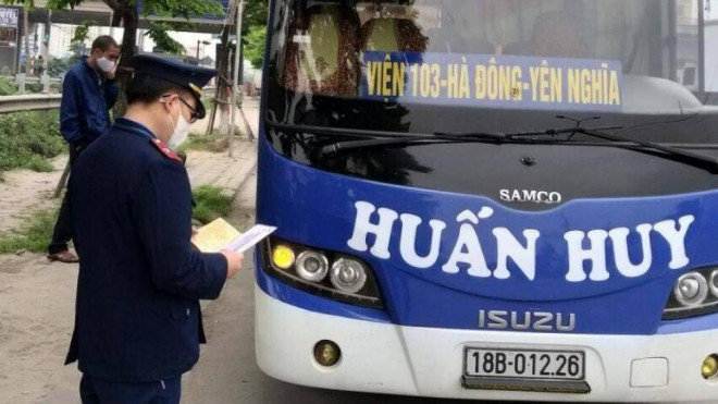 Thanh tra Sở GTVT Hà Nội xử lý phương tiện vận tải trong ngày đầu cách ly xã hội