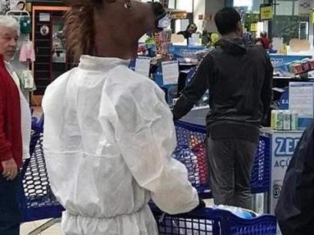 Thế giới - "Thế giới kỳ lạ" của những người đi siêu thị trong đại dịch Covid-19