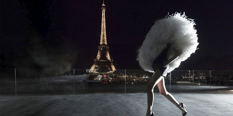 Những bộ sưu tập lấy cảm hứng từ tháp Eiffel làm thay đổi thời trang - 1