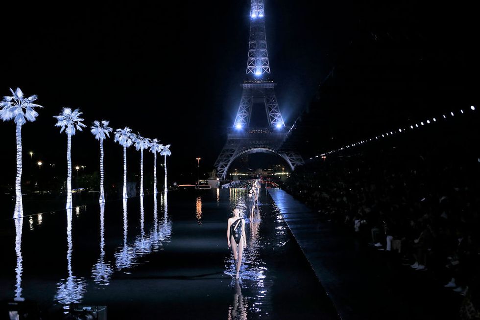 Những bộ sưu tập lấy cảm hứng từ tháp Eiffel làm thay đổi thời trang - 9