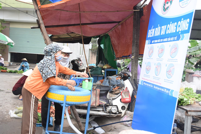 Đoàn thanh niên Hải Phòng chế lốp xe ô tô thành bồn rửa tay công cộng chống Covid-19 - 4