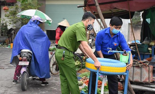 Đoàn thanh niên Công an huyện An Dương (Hải Phòng) dự kiến đặt mỗi chợ 2 bồn rửa tay làm bằng lốp xe ô tô, triển khai tại 15 xã và 1 thị trấn.