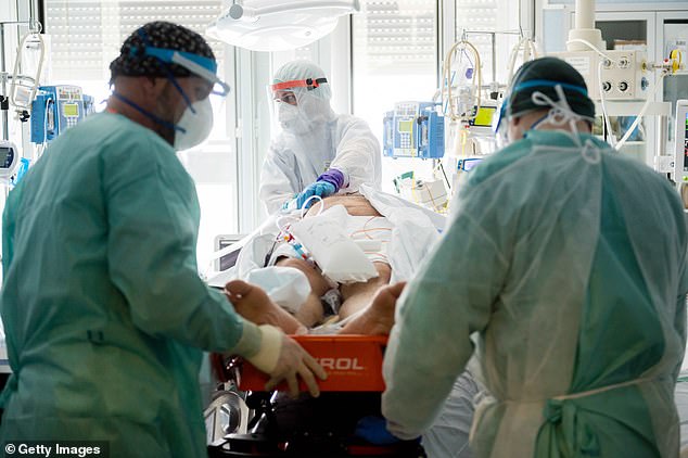 Số người nhiễm Covid-19 tại Italy là 110.574 trong đó có 13.155 người tử vong. (Ảnh: Daily Mail). 