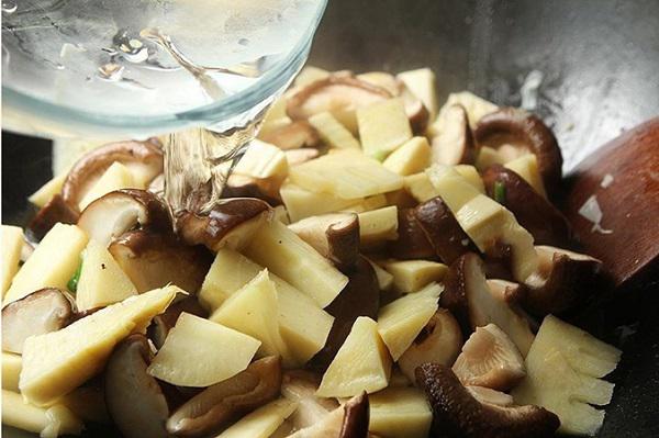 Không cần thịt, măng đem xào với thứ này đảm bảo vừa lạ lại vừa ngon - 3