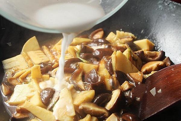 Không cần thịt, măng đem xào với thứ này đảm bảo vừa lạ lại vừa ngon - 4