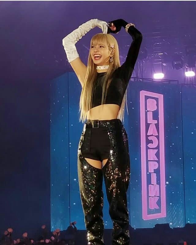 Lisa tăng
thêm phần cá tính khi diện quần cut-out, mang kèm phụ kiện trên sân
khấu.