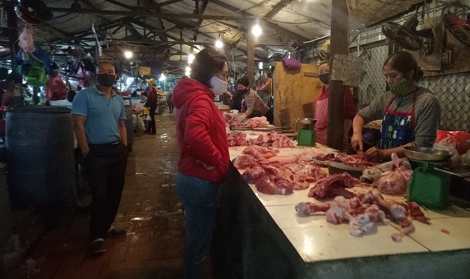 Tại các chợ dân sinh, giá thịt lợn bán lẻ vẫn tương đương các phiên trước đó&nbsp;