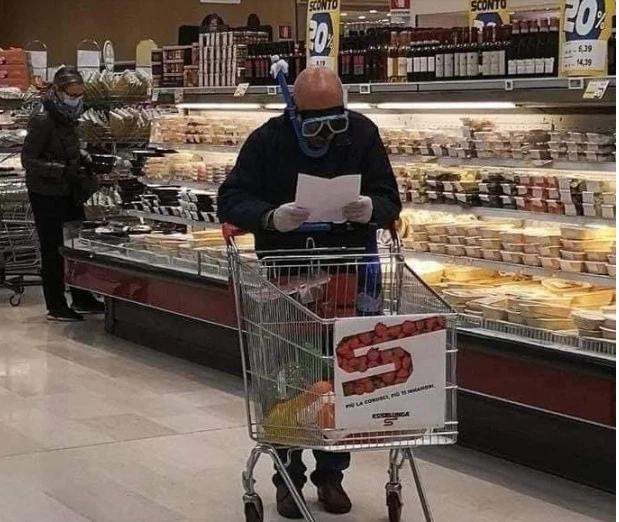 Một người đàn ông đeo kính lặn khi đọc danh sách mua sắm của mình. Ảnh: SNAP Viral