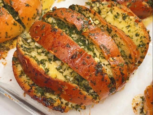 Thị trường - Tiêu dùng - Bán bánh mì bơ tỏi gây sốt MXH, 9X ngồi nhà thu tiền triệu mỗi ngày