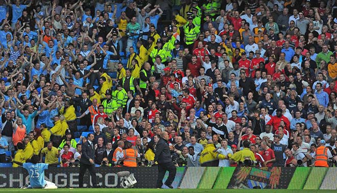 Video highlight kinh điển: Adebayor ăn mừng &#34;như điên&#34;, khiêu khích fan Arsenal - 4