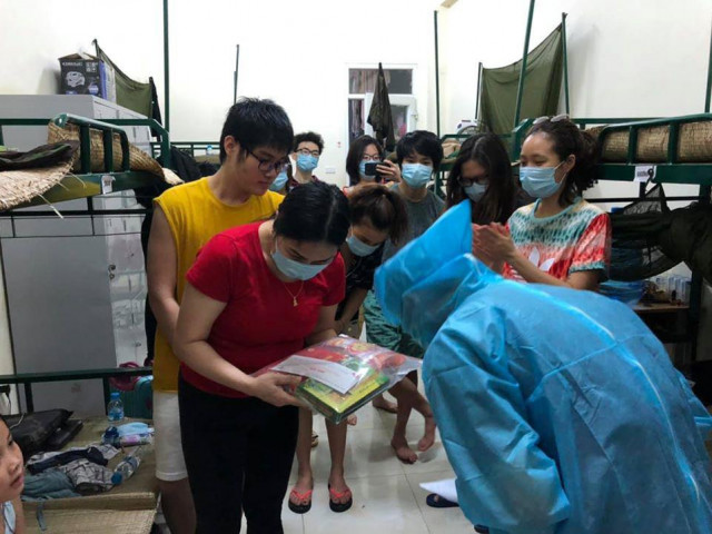 Bạn trẻ - Cuộc sống - Thương lắm chú bộ đội dáng lom khom cúi gập để cảm ơn đồng bào!