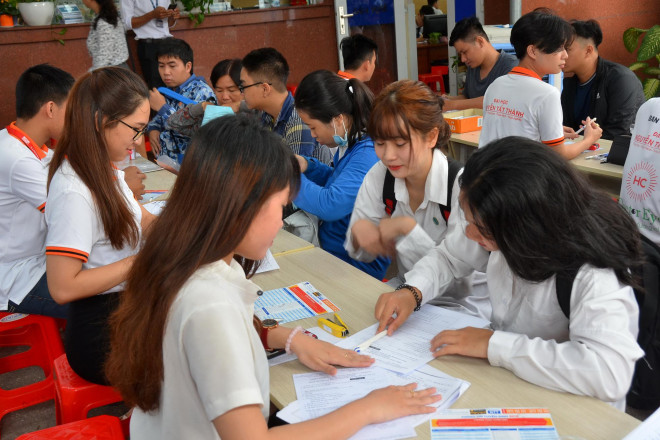 Thí sinh đăng ký nhập học tại Trường ĐH Nguyễn Tất Thành (TP HCM) năm 2019 Ảnh: Tấn Thạnh