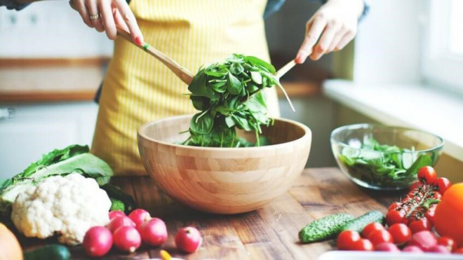 Chọn thực phẩm phù hợp trong những ngày làm việc ở nhà, có thể tăng cường khả năng miễn dịch. Ảnh: Internet