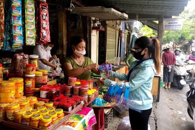 Đoàn viên chế mũ chắn giọt bắn tặng tiểu thương các chợ - 2