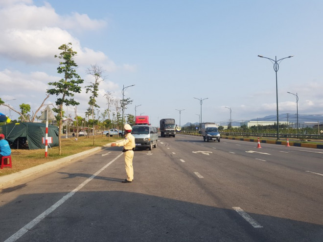 Lực lượng chức năng làm nhiệm vụ kiểm soát người từ TP.HCM, Hà Nội về Quảng Nam. Ảnh: TN