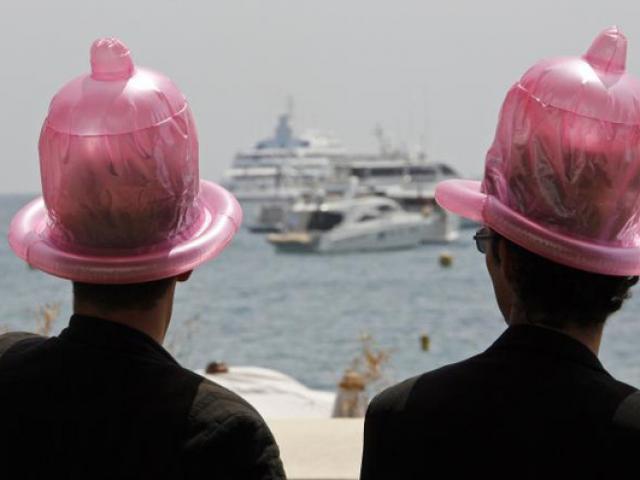 Truyện cười - Tin vịt: Thiếu bao cao su vì dịch Covid-19