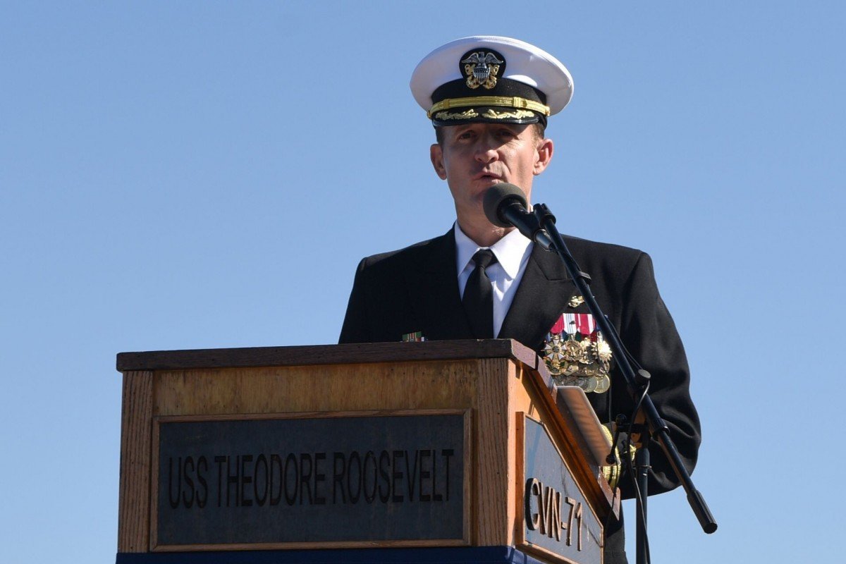 Thuyền trưởng Brett Crozier không còn là chỉ huy tàu sân bay USS Theodore Roosevelt.