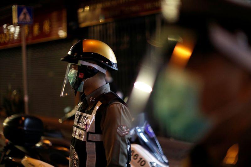Cảnh sát Thái Lan tại một chốt kiểm soát. Quốc gia Đông Nam Á này sẽ áp dụng lệnh giới nghiêm toàn quốc để chống dịch Covid-19, bắt đầu từ tối 3/4. Ảnh: Reuters
