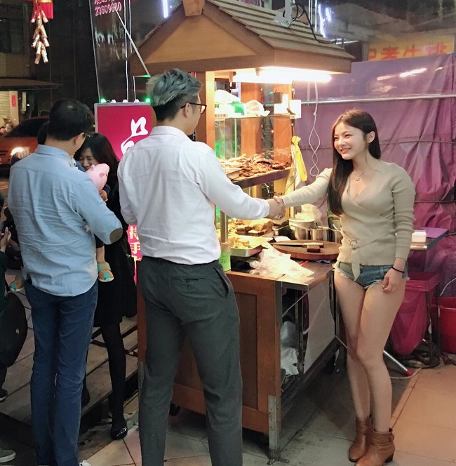 Đầu năm 2018, hình ảnh cô gái trẻ Đài Loan diện quần short đứng bán thịt nướng ở vỉa hè gây sốt cộng đồng mạng. Danh tính mỹ nữ này nhanh chóng được tìm ra. Đó là người mẫu có nghệ danh là Tiểu Đào Tử.