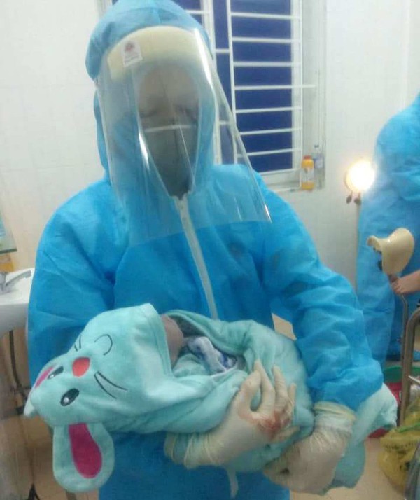 Bé trai sinh ra khỏe mạnh, nặng 2,8kg.