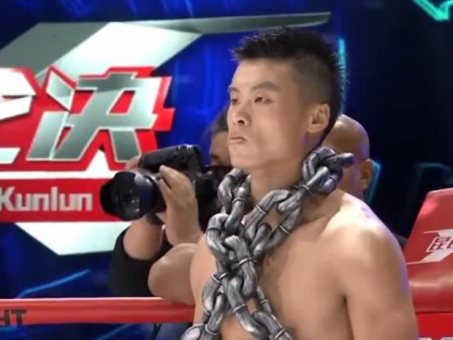 Media - Mang 100kg xích sắt lên thị uy, võ sĩ Trung Quốc vẫn bị đánh cho tơi tả