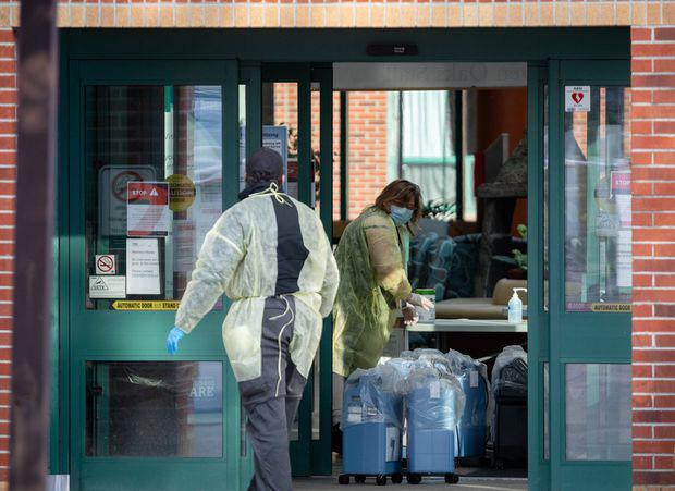 Các nhân viên đang làm việc tại viện dưỡng lão ở Scarborough – Canada. Ảnh: THE GLOBE AND MAIL