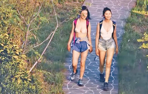 2 nữ nghệ sỹ bị chỉ trích vì mặc đồ bơi leo núi xuất hiện trên sóng truyền hình - 2