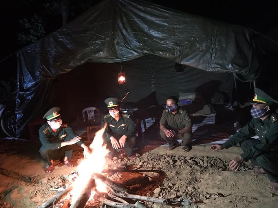 Cán bộ, chiến sĩ BĐBP ngày đêm bám đường mòn, lối mở kiểm soát dịch Covid-19.