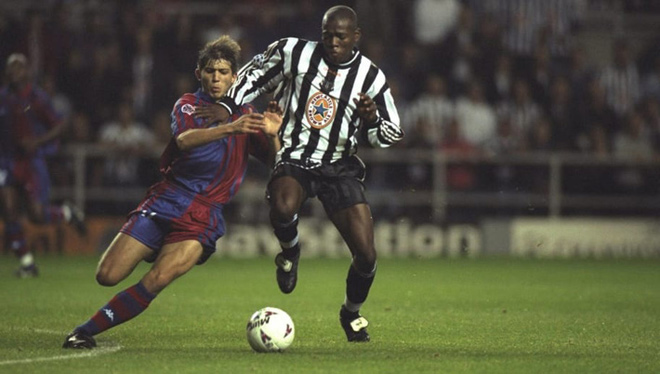 Tino Asprilla (áo sọc đen - trắng) từng lập hat-trick ấn tượng giúp Newcastle thắng sốc Barcelona 3-2 ở Champions League mùa giải 1997/98