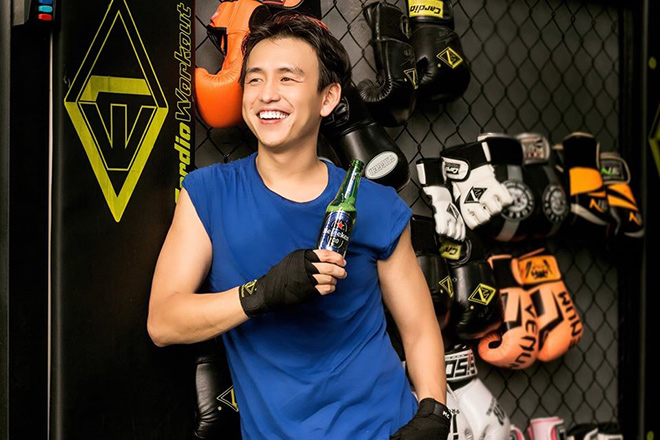 Không chỉ phù hợp khi đang làm việc, cả khi vừa tập luyện thể thao xong, Quang Bảo cũng chọn cho mình một chai Heineken® 0.0 để thưởng thức mà không lo bị… béo bụng*