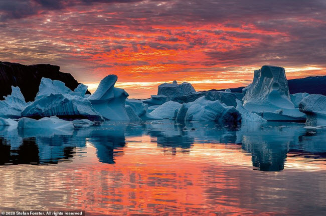 &nbsp; Nhiếp ảnh gia Stefan Forster ghi lại khung cảnh bình minh trên vịnh Scoresby Sund ở Greenland.