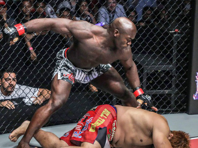 Thể thao - Võ sĩ MMA nặng 120kg bị đấm gục chỉ sau 10 giây thi đấu