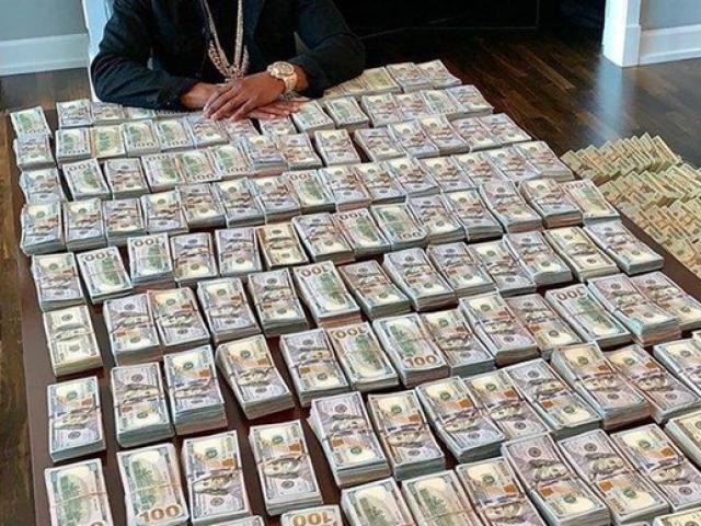 Kinh doanh - Giữa dịch Covid-19 lên mạng khoe "núi tiền", anh chàng có sở thích “quái dị” này là ai?