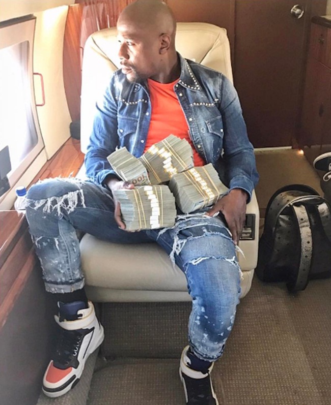 Ảnh chụp Mayweather trên máy bay với nhiều cọc tiền gồm các tờ tiền 100 USD (~2,3 triệu đồng).