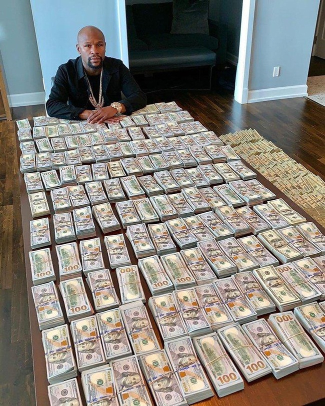 Tháng 7/2019,&nbsp;Floyd Mayweather Jr khoe 1,4 triệu bảng &#40;~41 tỷ đồng&#41; xếp đầy cả mặt bàn.