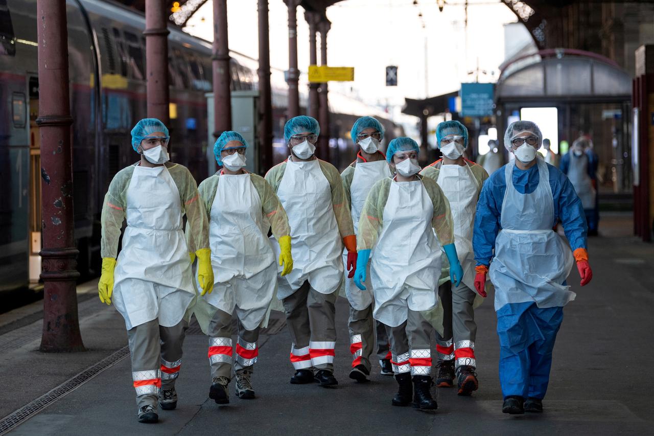 Nhân viên y tế đứng chờ để đưa bệnh nhân nhiễm Covid-19 lên tàu cao tốc tại nhà ga ở thành phố Strasbourg, đông bắc nước Pháp, hôm 3/4. Ảnh: Reuters