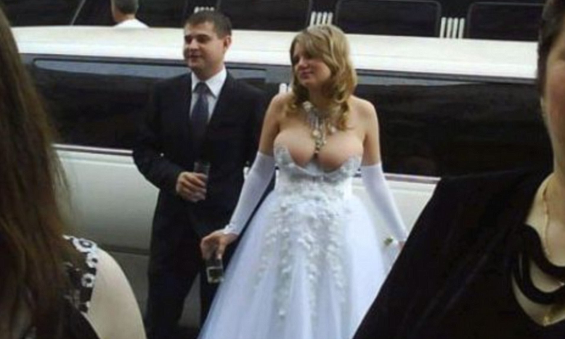 Vì sao những chiếc váy cưới này dễ biến cô dâu thành thảm họa thời trang - 4