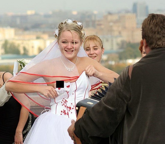 Vì sao những chiếc váy cưới này dễ biến cô dâu thành thảm họa thời trang - 5