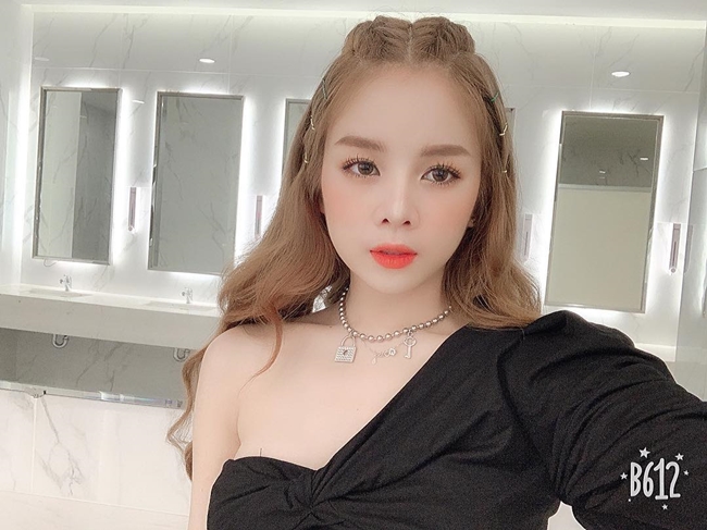 DJ Mie từng&nbsp; vượt qua hàng trăm thí sinh trong và ngoài nước để đạt vị trí quán quân &#34;Miss DJ 2015&#34; - cuộc thi tìm kiếm và phát triển các tài năng DJ trẻ. Nhờ gương mặt xinh xắn, 9X được khán giả và đồng nghiệp phong là &#34;Hoa hậu DJ&#34;. Ngoài đời, cô gây ấn tượng với phong cách trẻ trung, gợi cảm nhưng có sự tiết chế vừa phải, không hở hang.
