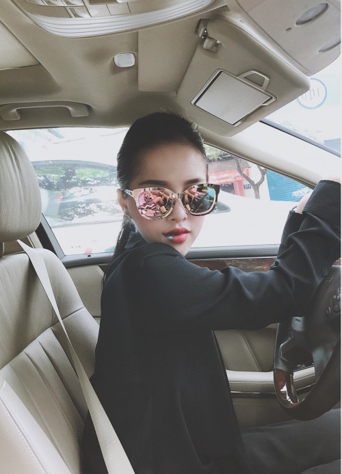 Hot girl Sài thành sinh 2 con vẫn đẹp như gái 18, ở biệt thự trắng, đi xe 15 tỷ - 7