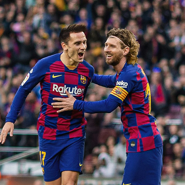 Khi Messi và Griezmann đổi mái tóc cho nhau khá hài hước.