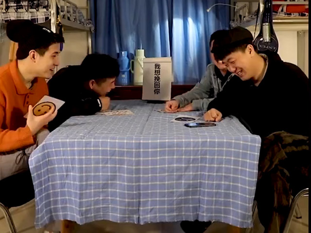 Video Clip Cười - Các nam sinh thường làm gì khi phải cách ly trong ký túc xá