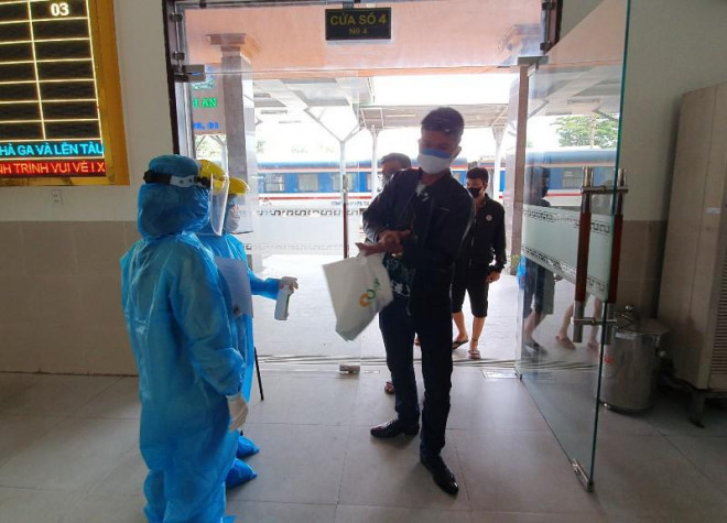 Người về từ Hà Nội, TP.HCM sẽ được cách ly tập trung có thu phí tại Đà Nẵng. Ảnh: Tấn Việt