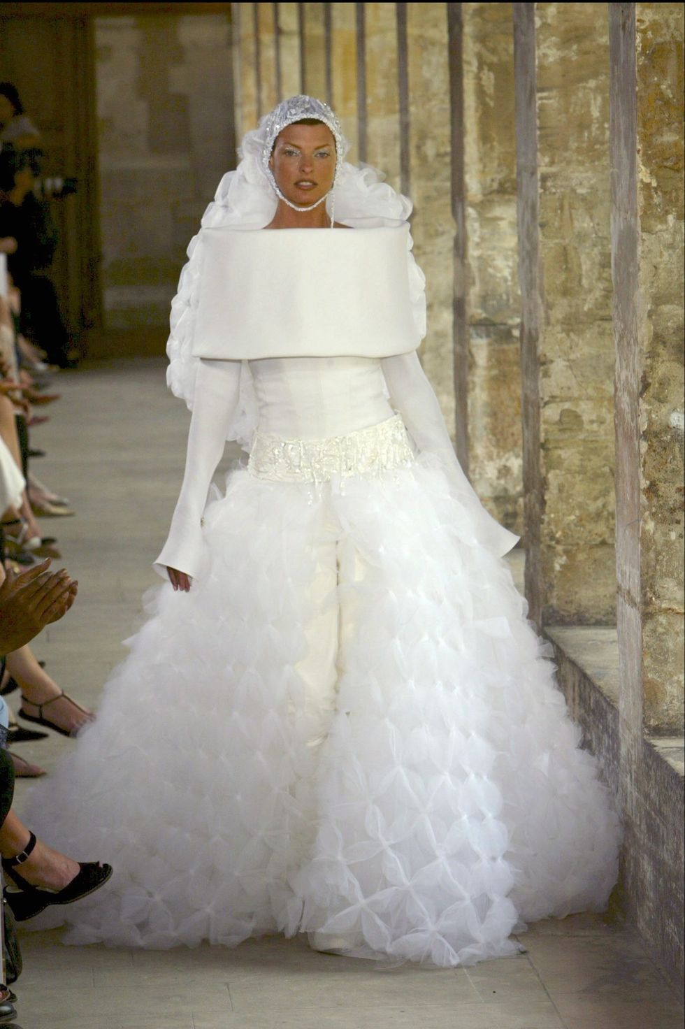 Những chiếc váy cưới ấn tượng trong lịch sử thời trang thế giới - 6