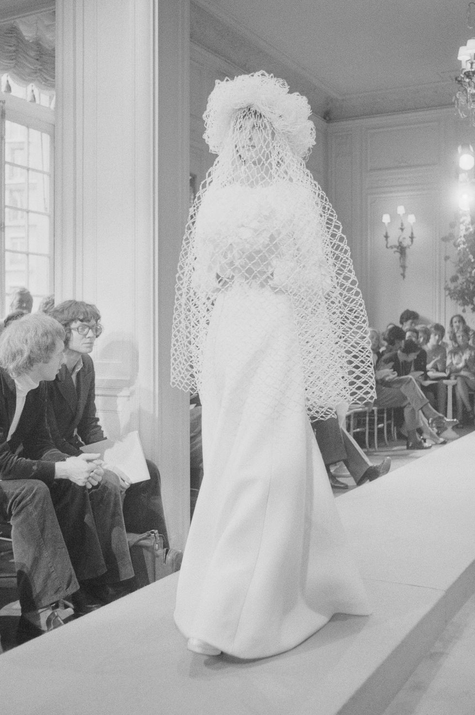 Những chiếc váy cưới ấn tượng trong lịch sử thời trang thế giới - 2