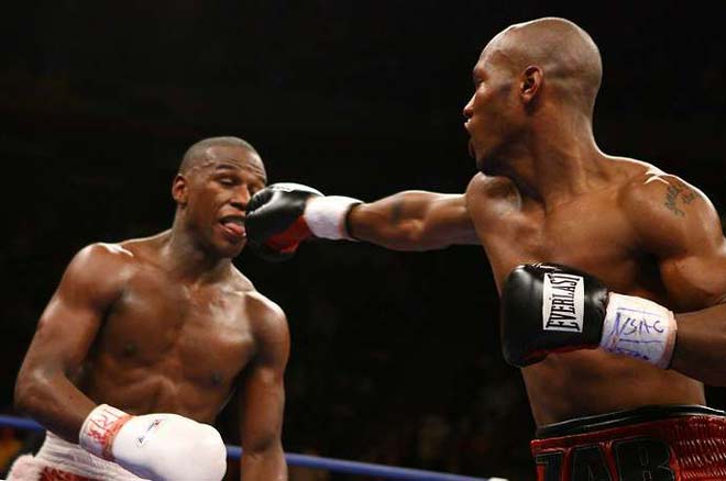 Trận tranh đai IBO hạng dưới bán trung của Mayweather và Jadah diễn ra vào năm 2006