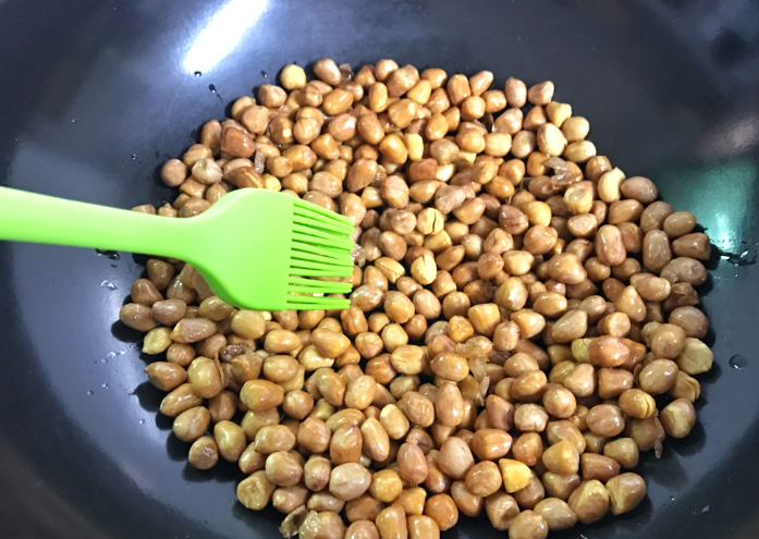  Làm nóng chảo dầu ở lửa vừa, dầu quá nóng sẽ khiến đậu cháy nhanh và có vị đắng. Cho lạc vào, đảo đều cho đến khi thấy tiếng đậu nổ lách tách, màu đậu trở nên tối hơn thì tắt bếp.