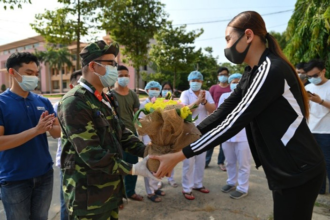 Võ Hoàng Yến gây ấn tượng mạnh bằng món quà ý nghĩa trao tay tình nguyện viên trước ngày rời khu cách ly - 2