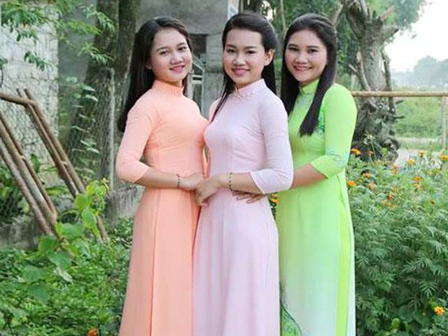 Bạn trẻ - Cuộc sống - Bức ảnh 3 người phụ nữ mặc áo dài khiến dân mạng “hoa mắt” khi xác định đâu là mẹ đâu là con
