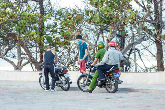 Lực lượng chức năng yêu cầu người đàn ông rời khỏi khu vực này, đeo khẩu trang và hạn chế ra đường thời điểm này